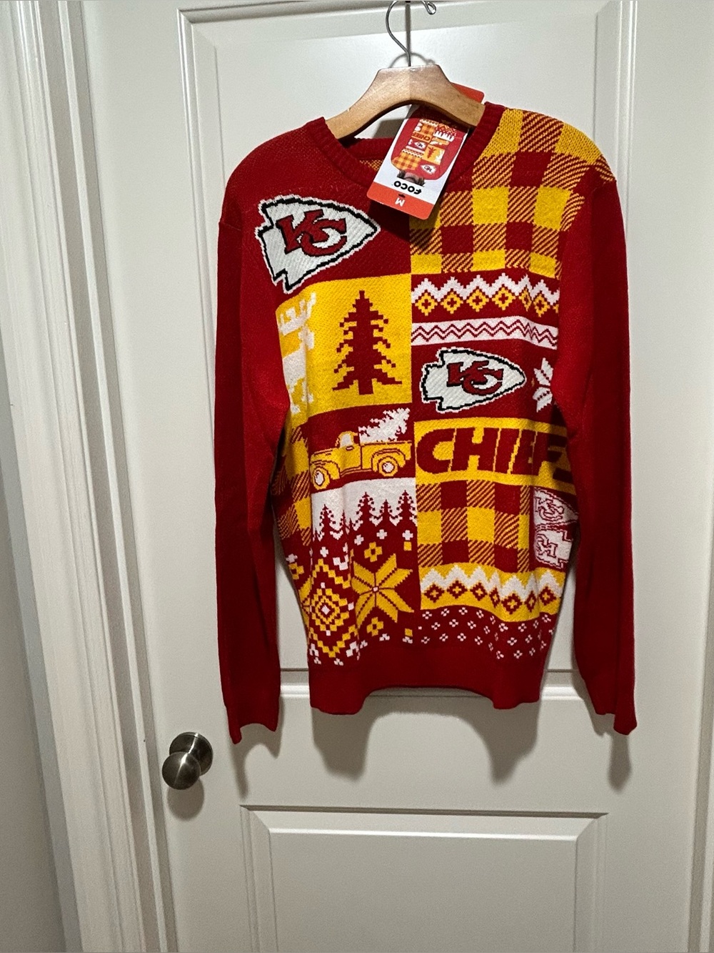 NFL Kansas City Chiefs men’s size M Red & Yellow NWT Christmas Sweater